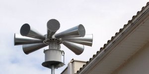 Pourquoi les sirènes sonnent le mercredi midi ?