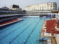 La piscine Molitor en 1989 puis en 2008 enfin après sa rénovation en 2014.